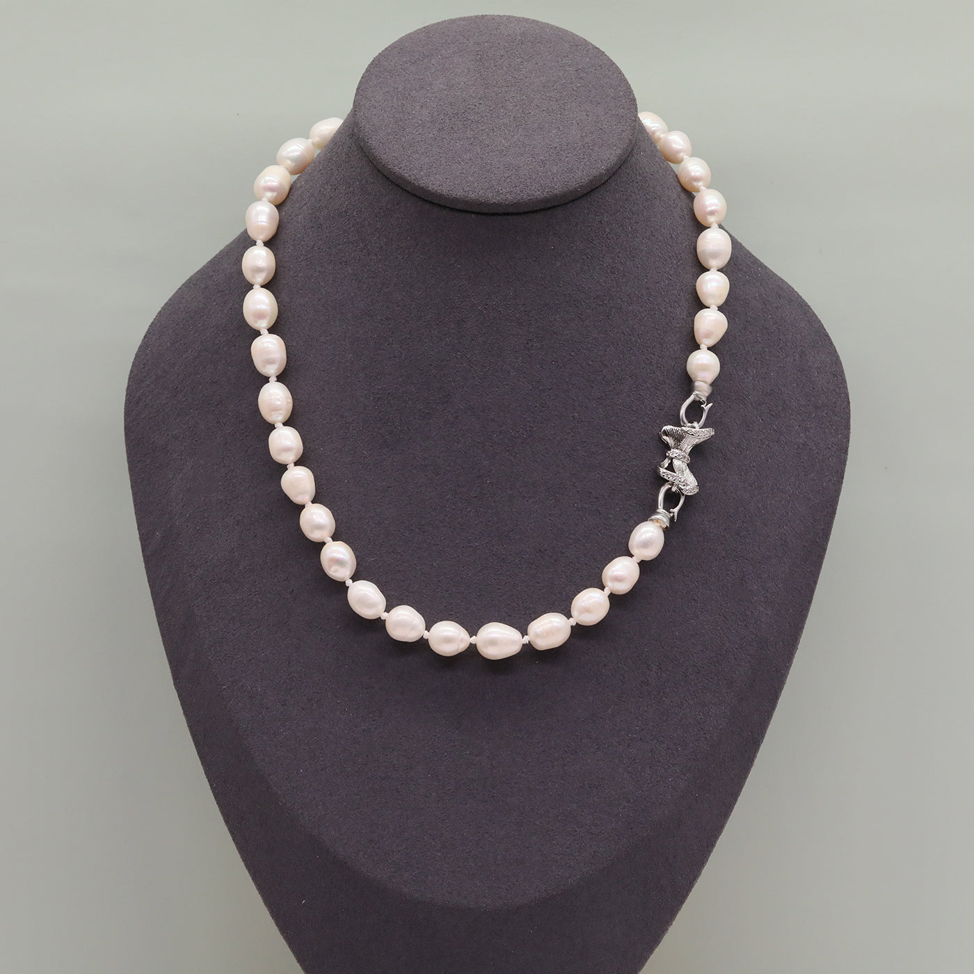 An Elegant Freshwater Pearl Necklace with Lovely Bow Detail, Fashion Themed Pearl Chain for Women, Sweet And Elegant Style Accessories, Suitable for Thanksgiving And Christmas Gifts, Suitable for Adults Over 15 Years Old