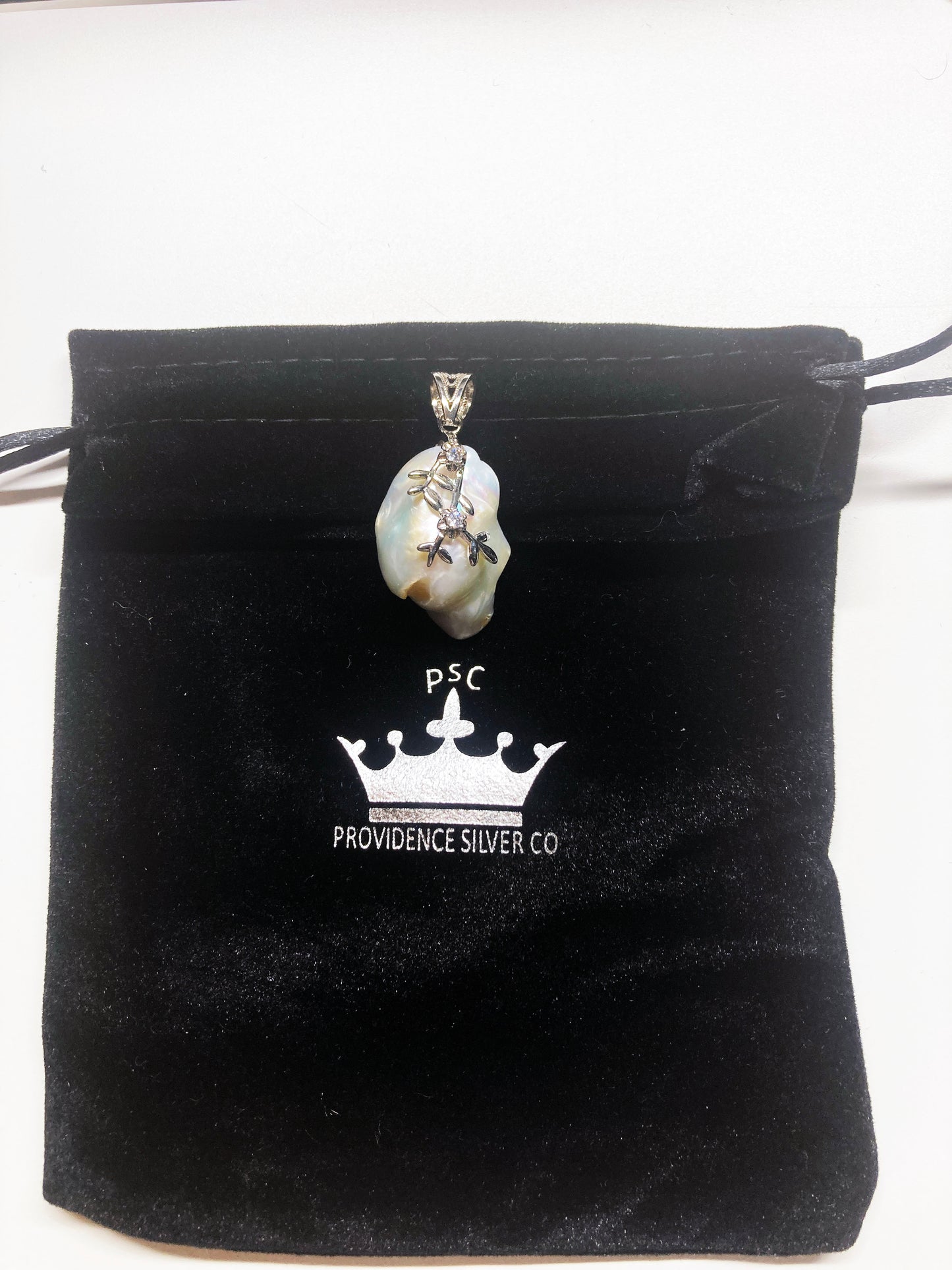 High quality freshwater Pearl with handcrafting sterling silver cap and rhinestones