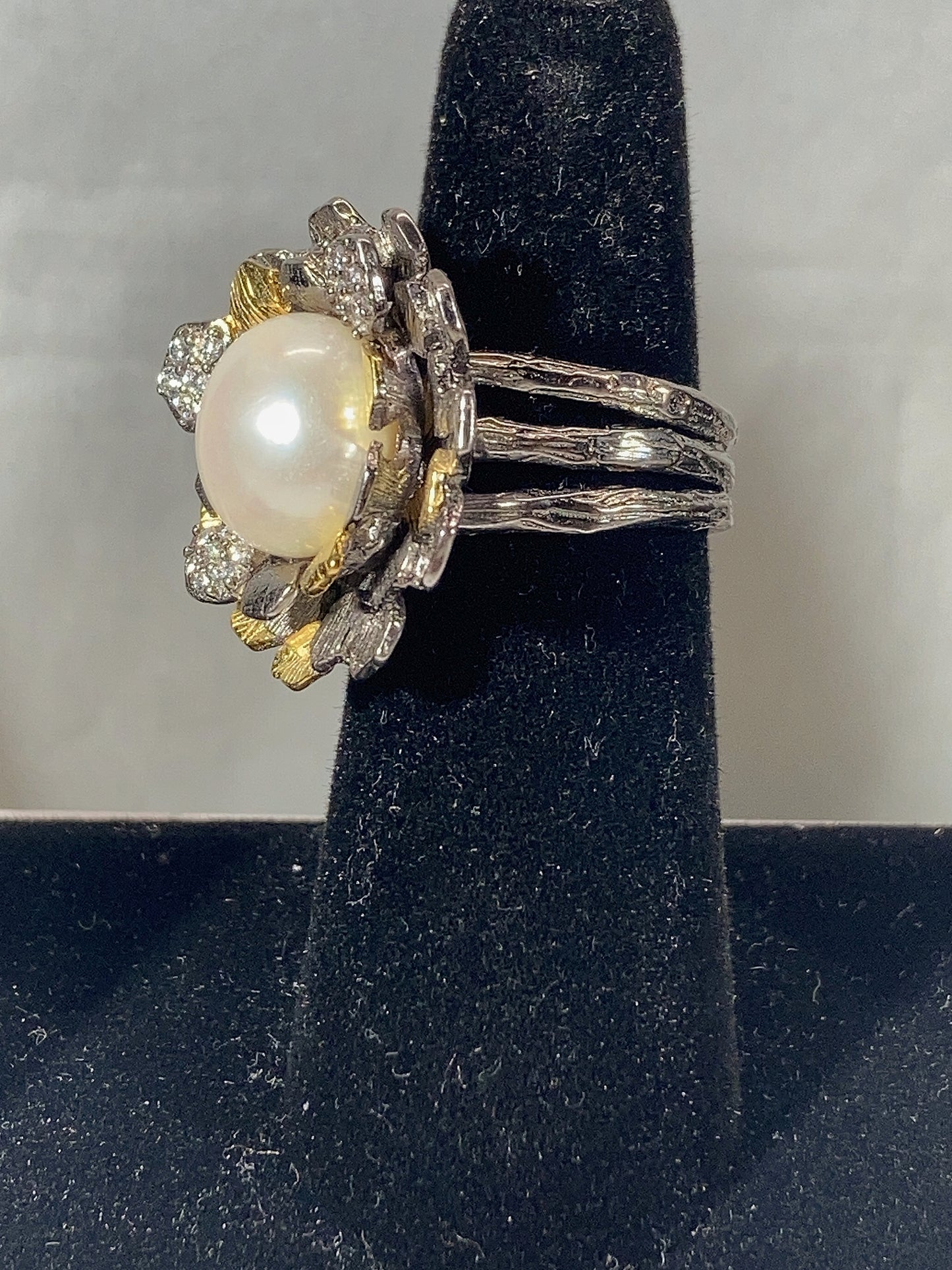 Stunning Sterling Silver Flower Ring with AAA grade stones and Pearl